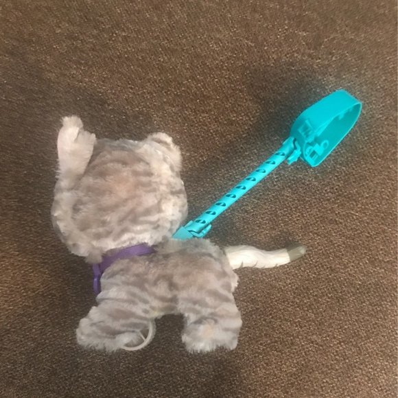 Fur real walks a lot cat working - Picture 3 of 5